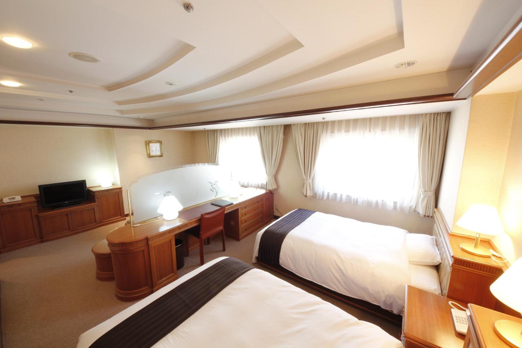 Hotel Hiroshima Garden Palace Екстериор снимка